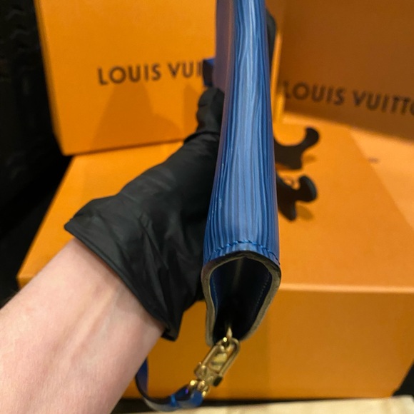 Louis Vuitton Vintage EPI Pochette - Picture 4 of 11